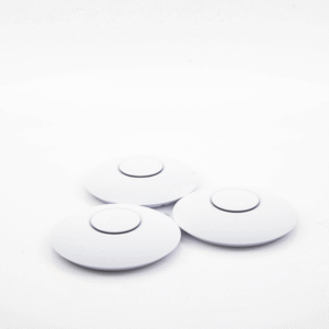 paquete de 3 access point unifi 802.11ac wave 2, mu-mimo4x4 con antena beamforming, hasta 1.7 gbps, para interior poe 802.3af, soporta 200 clientes, no incluyen poe´s